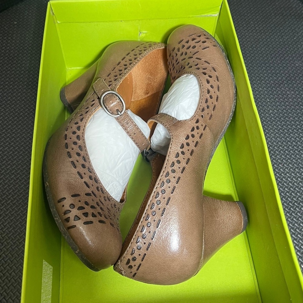 Naya Castalia Mary Jane Heels Pumps Brown Leather size US‎ 5 M Laser Cut